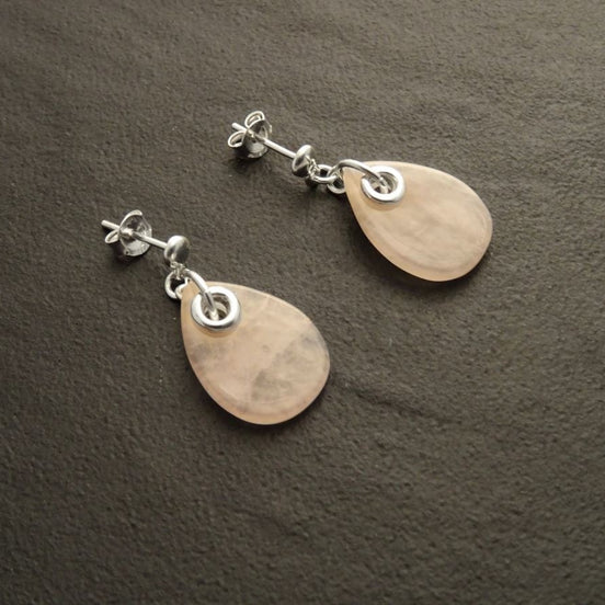 Une paire de boucles d'oreilles en argent 925 avec des pierres de quartz rose en forme de goutte.